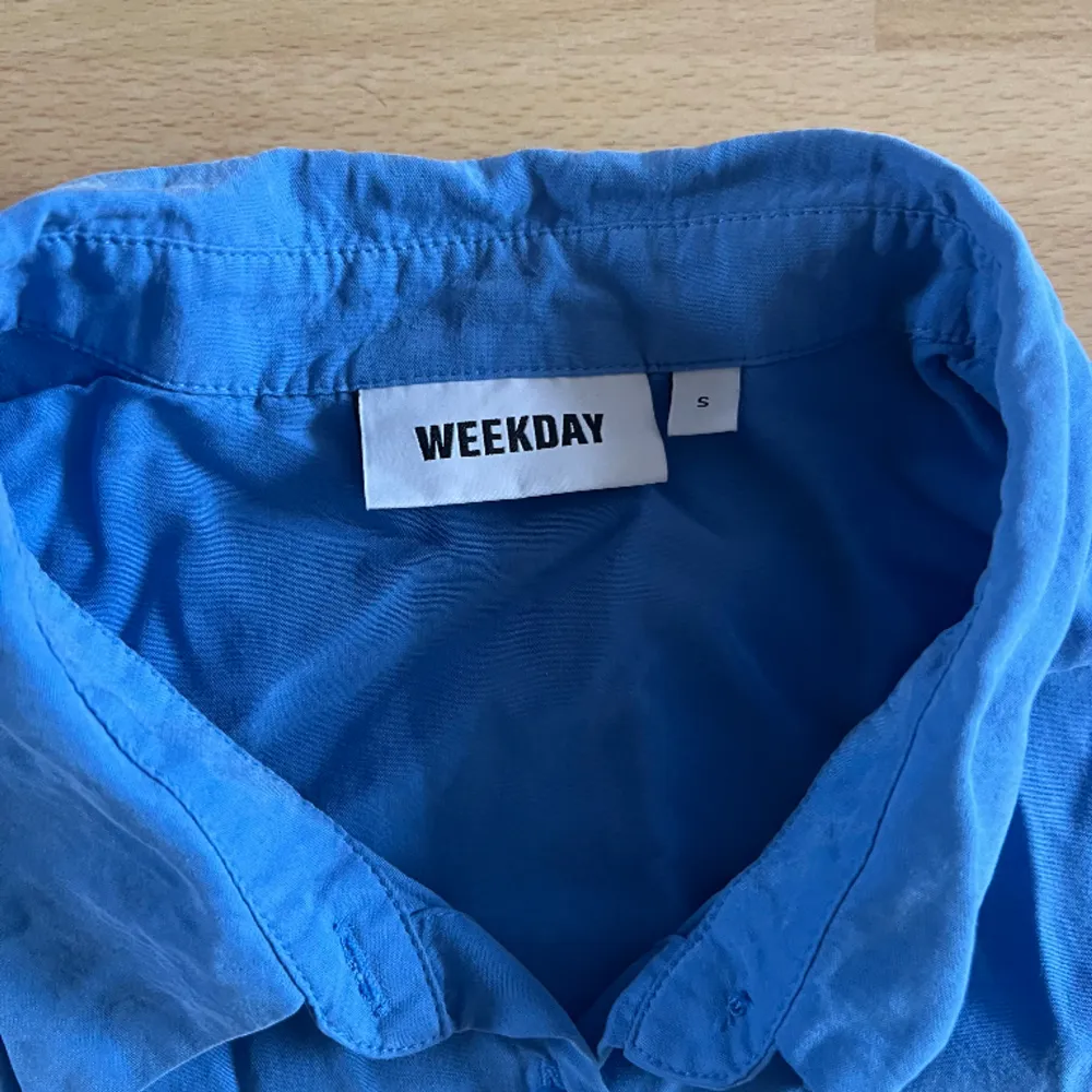 Blå skjorta från weekend i strlk S. Mjukt material och i bra skick.. Skjortor.