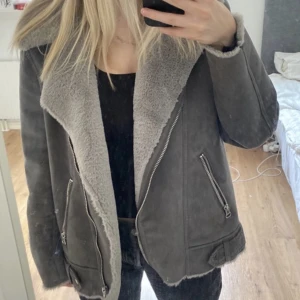 Bikerjacka  - Jätte snygg bikerjacka med fuskpäls inuti i mycket bra skick🩷