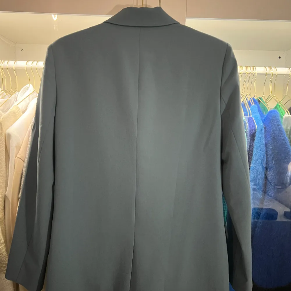 Blå kavaj från nakd som knappt är använd. Storlek 34 men oversized så passar de flesta💙Fint skick, säljer för 150. Kostymer.