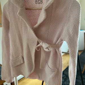 Odd Molly kofta  - En ljus rosa Odd Molly kofta som är fin till sena sommar kvällar bland annat. Ett snöre till stängning och två fake fickor på sidan som detalj. De är också en fin detalj på ryggen . Säljer pågrund av att den inte passar. Passar en xs