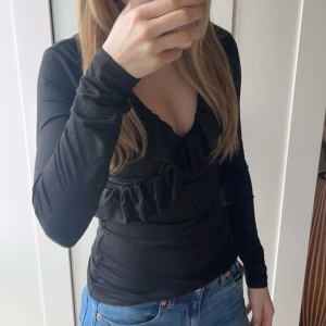 Svart tröja  - Svart vanlig tröja med volanger🫶🏼