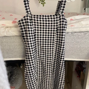 Kort Klänning - Kort klänning ifrån h&m, sitter tajt mot kroppen och är i fint skick. Storlek S, väger 154 gram så frakten blir 54kr🫶🏼
