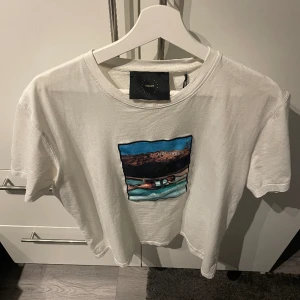 Limitato T-shirt  - Säljer nu denna limitato T-shirt då den inte kommer till någon användning. Skick: 10/10 helt ny! Och bara testad nån gång. Artist: Riocam. Nypris: 1795. Hör av dig vid frågor eller funderingar! 