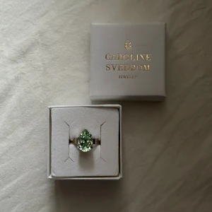 Caroline Svedbom silver-ring  - Helt ny och aldrig använd Ring från Caroline Svedbom. Nypris 595kr. Den är i 925 Sterling silver och har en droppformad kristall. Storlek: 13 x 10 mm, justerbar