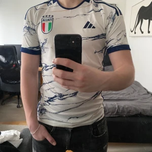 Italien fotbollströja - Italien bortatröja 23/24, i ny skick använd ca 4 gånger, nypris 1000