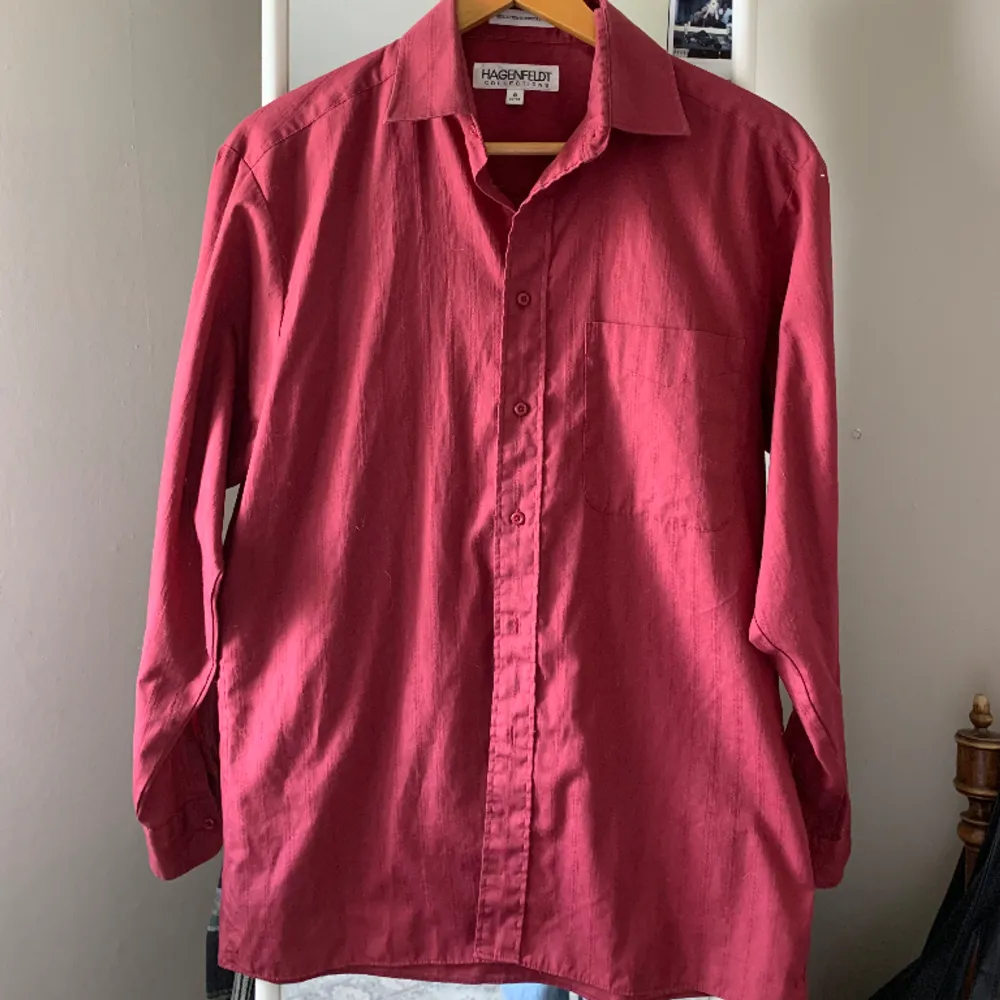 Röd skjorta i bra skick. . Skjortor.