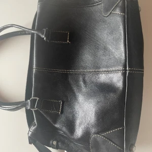 Cool axelväska - väldigt cool väska! den har lite repor utanför men ingen som märks mycket❣️