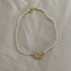 Vivienne Westwood Halsband - Äkta Vivienne Westwood halsband, Köpt för 2000kr, använt fåtal gånger alltså nyskick, påse och låda halsbandet kom i finns även kvar även de i nyskick, skriv privat om du har någon annan fråga🤍