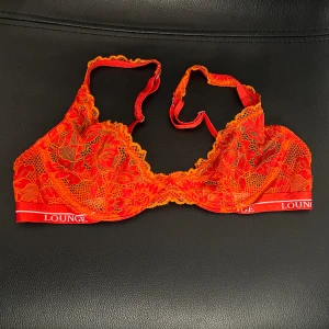 Lounge bralette med bygel 70C - Säljer denna bh från lounge med bygel i en orange/röd färg. Knappt använd, verkar inte finnas i sortimentet. Storlek 70C