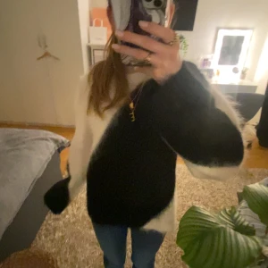 & Other Stories Tröja - Funderar på att sälja min helt slutsålda tröja från other stories då den inte kommer till användning, helt ny med prislappen kvar. Skriv för fler bilder eller frågor💕