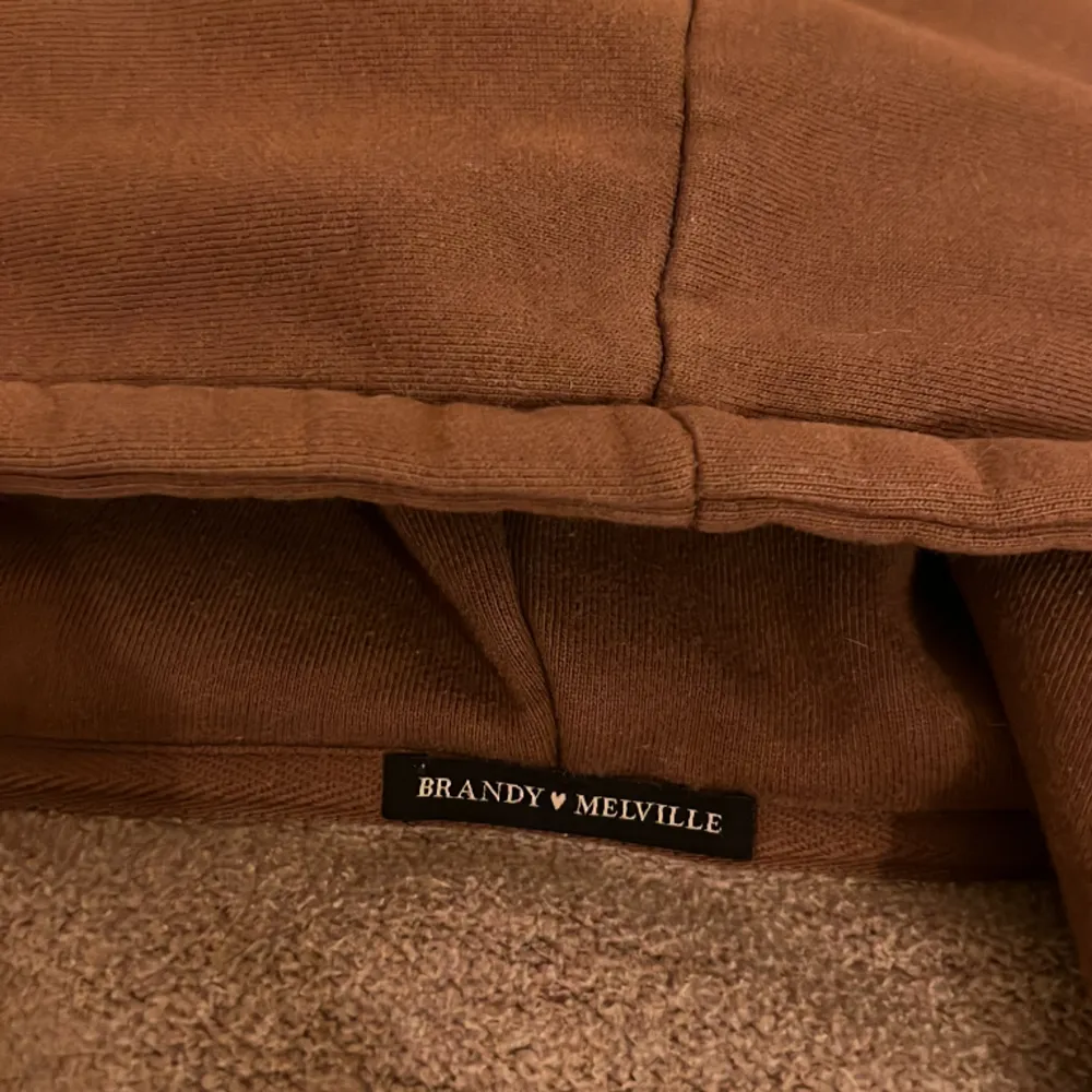 En brun zipup tröja från Brandy Melville. Den är fortfarande i gott skick och känns bra på. Storleken är onesize, men passar bäst på XS-M. . Tröjor & Koftor.
