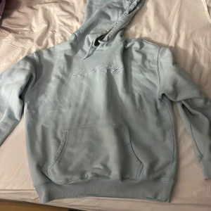 Sweet sktbs hoodie - Tjena, en fet sweet sktbs hoodie som tyvärr inte passar längre. Har inte mycket att tilllägga, bara synd att den inte passar mig längre. Det står att den är xs, men skulle snarare påstå att den är S. Pruta gärna!