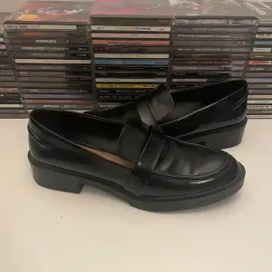 Stilrena svarta loafers som inte används då jag har ett par andra. Några små defekter, annars i fint skick. Skriv för bilder 💞