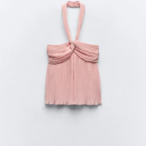 Rosa zara topp - Säljer min skit snygga sommar topp från zara som tyvärr inte passar mig längre! Perfekt för att ha på sommaren eller på stranden med ett par shorts😍