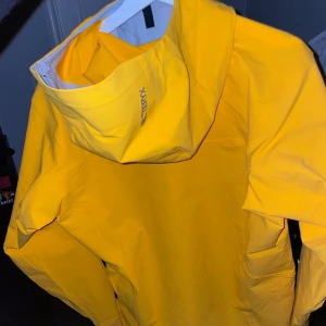 Arcteryx Jacka  - Arcteryx Gamma Hoody Använd 1 vecka och köptes för ca 5 veckor sedan för 3600kr. Inga defekter och är som ny. Funkar svin bra till både skidåkning och vandring! Hör av er vid frågor! 