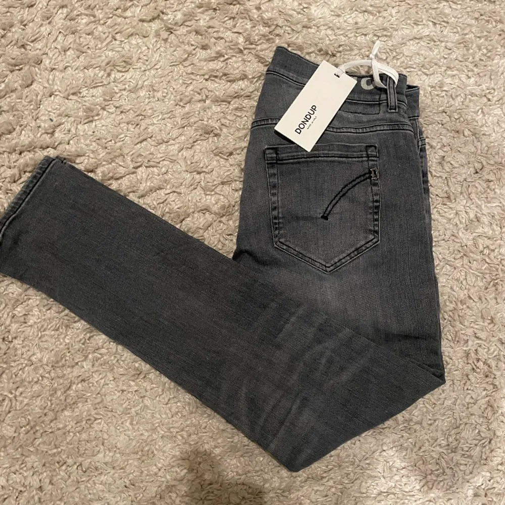 Säljer nu dessa Dondup jeans, modellen är George. Skicket är grymt, bara att de är ett hål på knät. Nypris är 3800. Hör gärna av er . Jeans & Byxor.