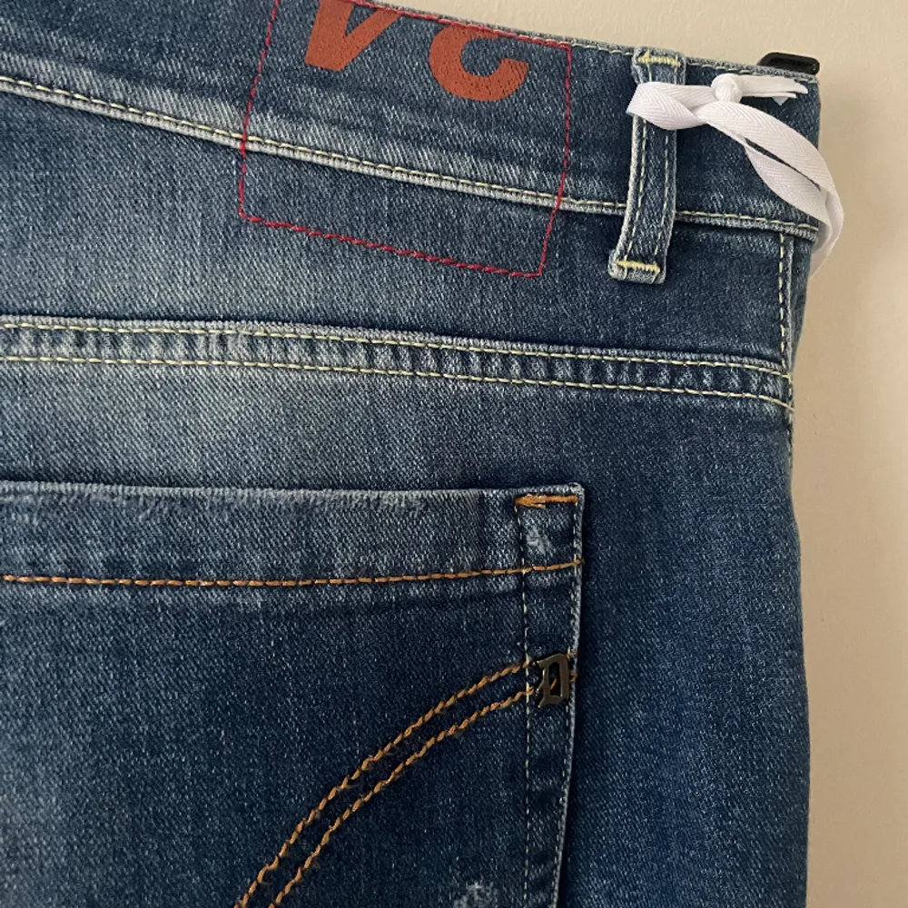 OBS: INGA BYTEN | Helt nya Dondup George jeans | Storlek: 34 (skinny-fit modell så sitter betydligt mindre) | Dessa finns på deras hemsida och kostar för tillfället 3500 kr | Skriv gärna vid funderingar!. Jeans & Byxor.