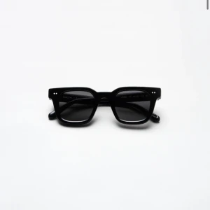 Chimi 04 Black - Säljer mina chimis i 04 black, kan tänka mig byta mot några i modellen 08 (svart, mörkgrå eller brun). Köpte de i somras så i toppskick! Nypris 1250kr 💕 Skriv till mig för egna bilder. Ingår även fodralet, kartongen och själva ”påsen” till glasögonen