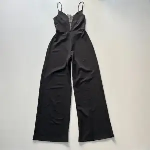 Svart jumpsuit med spets detaljer från Zara. Innerbenslängd: 75 cm. Från Armåla till armåla: 74 cm (stretchig). Hon på bilden är 160 cm 💖