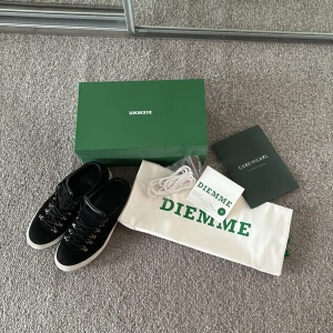 Diemme skor!! - Säljer dessa skor du jag vill spara upp till ett annat par skor. Og priser ligger på 3700 köpta på Care of Carl. Allt Og medföljer! Storleken är 41 men passar upp till 42,5
