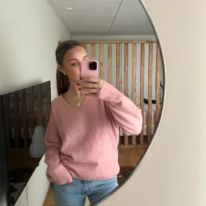 Rosa stickad tröja V-ringning - Fin rosa oversized stickad tröja, använd fåtal gånger