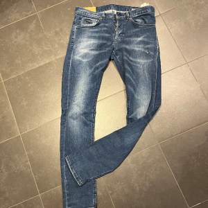 Säljer mina riktigt feta dondup jeans som är i fint skick! Storleken är 33. Hör av er för mer frågor eller funderingar!