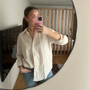 Helt ny ljusbeige zara strl S - Fin ljusbeige skjorta från zara, strl S, alla lappar kvar. 
