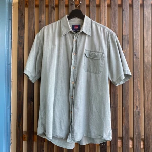 Ljusgrön kortärmad skjorta  - Kortärmad skjorta i bra material. Passar bra på sommaren. Pris:99kr