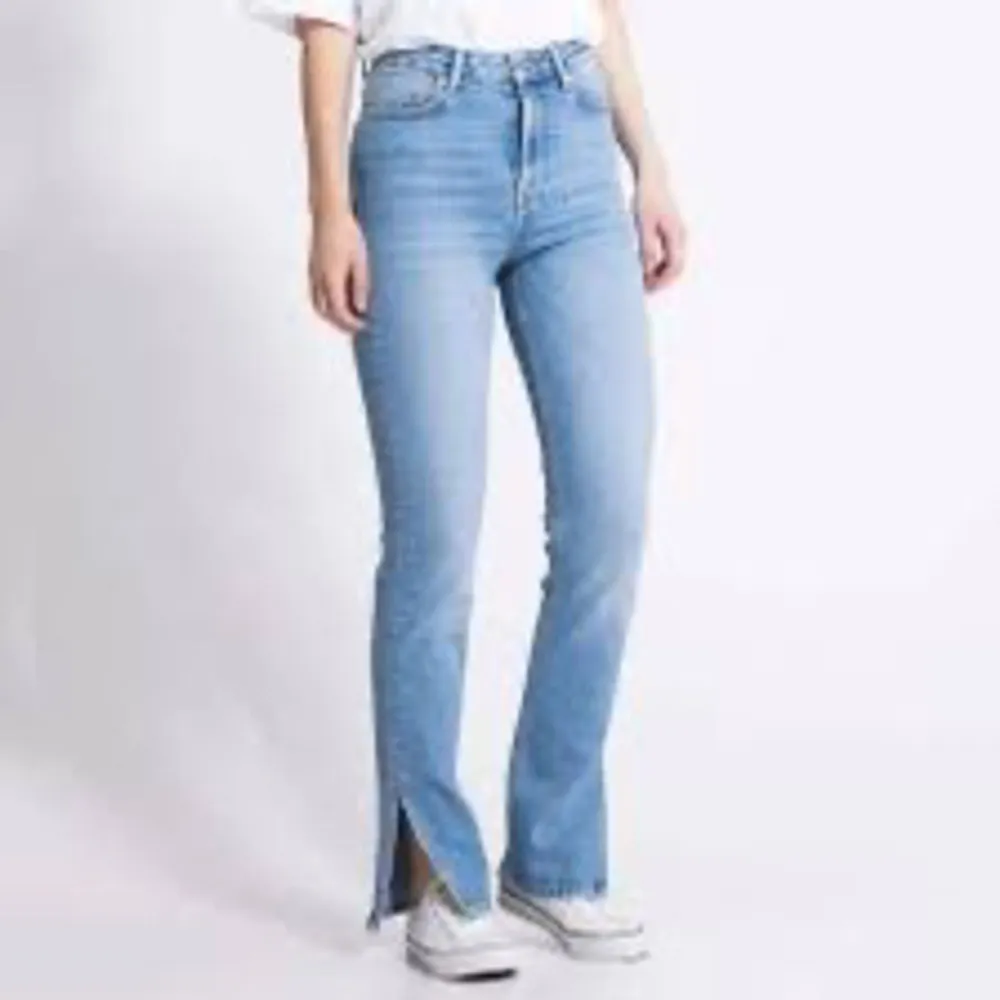 Säljer ett par lager jeans med split ends. De har en pytte liten vit fläck som tyvvär inte går bort men den är knappt synlig, kan självklart visa fler bilder om man vill se❤️de är i storlek xs. Köparen står för frakten!. Jeans & Byxor.
