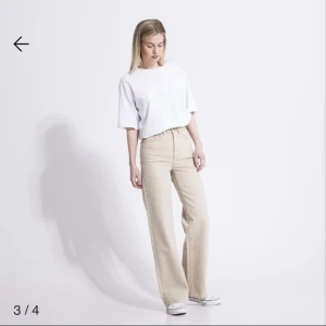 Lager 157 jeans  - Säljer ett par beiga jeans ifrån lager 157 då de inte längre är min stil. Säljer även likadana i svart! De är i storlek xs och sitter nästan mer straight än Baggy på mig som bär storlek xs/s-34 i jeans å byxor. Köparen står för frakt!❤️