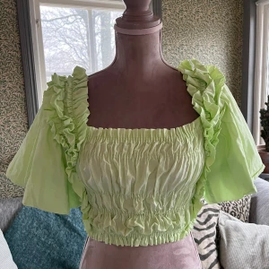 Fest topp, Zara, strl. S  - Härlig är grön topp som är pricken över i:t på en sommar fest outfit!!! Hör gärna av dig om mer information eller bilder😊