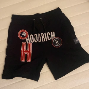 Hoodrich shorts - Shortsen är använd fåtal gången och är i bra skick. Storlek XS
