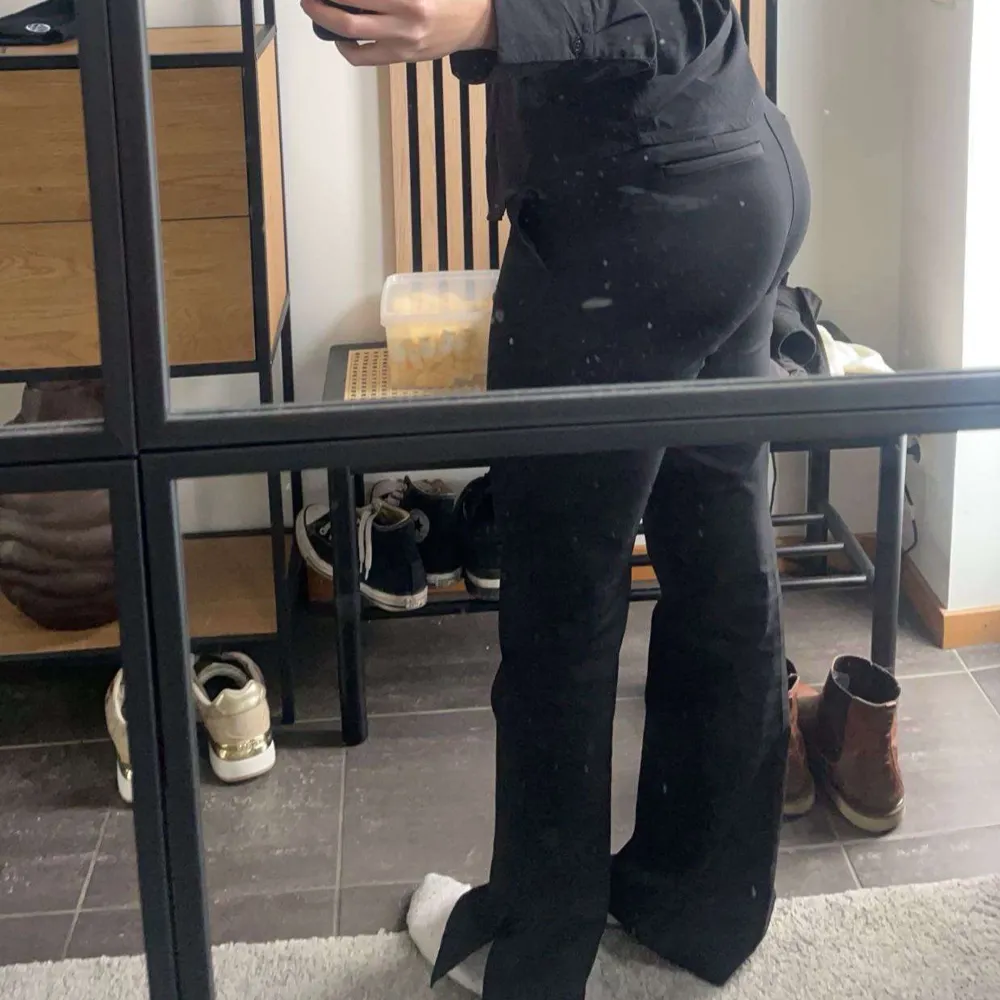 Säljer nu mina trendiga lågmidjade kostymbyxor från BikBok! De är i storlek 38 då de är små i storleken, brukar ha 34 i andra byxor. Knappt använda! Ordinarie pris: 500kr, säljer för 350kr + frakt. Farkut & Housut.