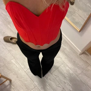 Röd korsett  - Jättefin fest topp i en jättefin röd färg, använd 2 ggr. FRI FRAKT