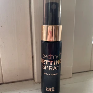 Technic setting spray - Jag har bara använt den en gång så den är nästan full och Sminket håller väldigt bra med den 