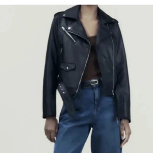 Zara skinnjacka - Säljer nu min skinnjacka från Zara då jag inte riktigt gillar den. Köp för 1 år sen. Fint skick inga skador. Köpt för 600kr säljer för 400 + frakt. 