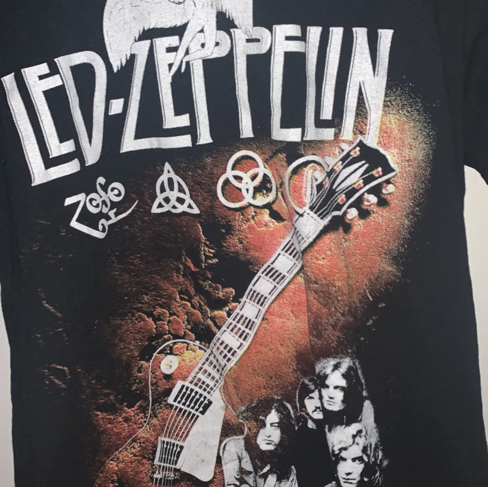 Led-Zeppelin tshirt i nyskick, aldrig använt för den var för liten för mig. Kom priv för mer bilder eller frågor . Skjortor.