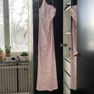 En jätte fin Silke baby Rosa klänning i storlek M beställt från SHEIN jätte skönt material o sitter jätte bra på kroppen (oanvänd)