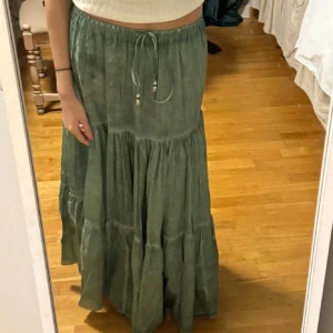 Zara kjol  - Säljer för den kommer aldrig till användning 