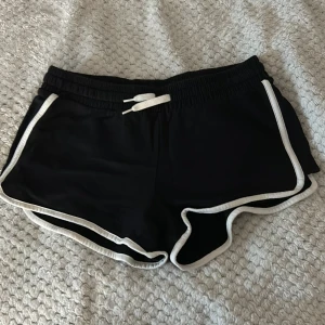 Svartvita shorts  - Säljer nu ett par svartvita shorts från h&m, super sköna, kan användas som vad som helst, passa på innan nån annan hinner före🤍🖤