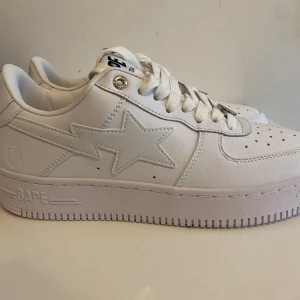 Bape skor - Helt oanvända vita bape skor. Kommer med bape kasse också.