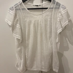 Vit mesh topp - Vit mesh topp/blus i bra skick, passar alla mellan xxs-m!💕 skriv för fler bilder.
