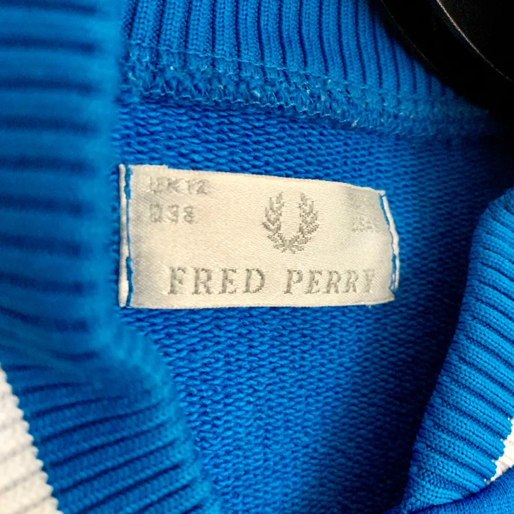 Vintage Blå Fred Perry jacka, något använd men inga tydliga tecken på slitage. Jackor.