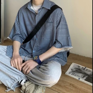 Baggy rutig skjorta - Jätte baggy och snygg rutig skjorta, skjortan är verkligen 90 vibes kodad med samband av drainer stil osv.