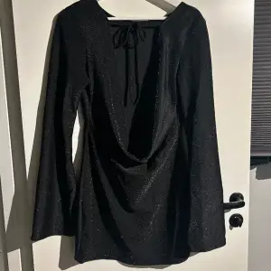 Superfin svart glittrig klänning köpt från ELLA Butik. Aldrig använd och säljer för att jag inte tyckte den satt fint på mig💞 Storlek M men är tight och passar även S