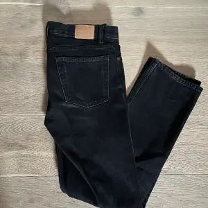 Riktigt fina Weekday jeans i storlek 29,32. Fräscha till våren. Köpta nya i höstas. Nypris 600. Skirv för fler frågor/Carl