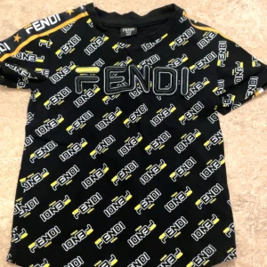 Fendi T-shirt barn - Stl 92  Bra skick  Inga defekter 