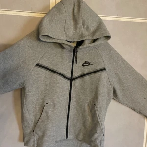 Nike tech hoodie - En Nike tech hoodie i dam modellen! Inte mycket använd, inga defekter🙌🏻