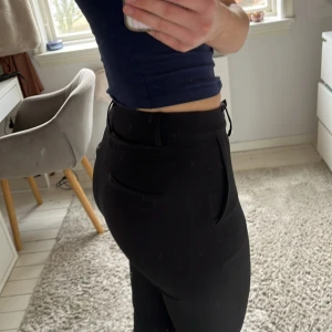 Kostymbyxor - Säljer dessa kostymbyxor då dom inte längre används🩷 Dom är i jättefint skick utan några defekter alls!🩷 