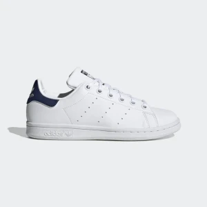 Stan Smith skor - Stan Smith mer mörkblåa detaljer. Använda mer än en gång men okej/bra skick! Skriv privat för fler bilder. Köpta för ungefär 700 så säljer för 300.Kom privat innan du trycker på köp nu!!